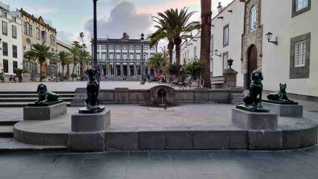 Kuhu minna Gran Canarial - Las Palmas de Gran Canaria Plaza de Santa Ana, millel on ikoonilised "Plaza de Santa Ana koerad" kujud.